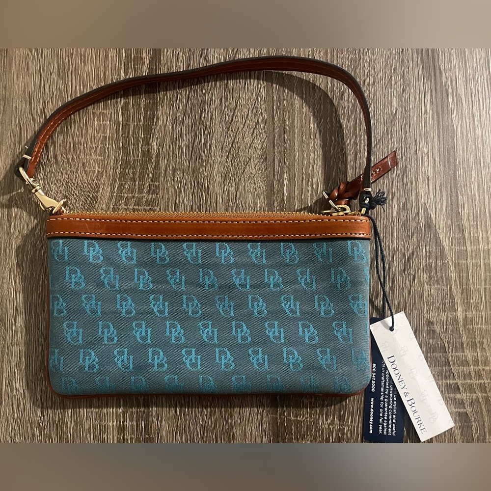 Stunning Dooney & Bourke wristlet - Picture 5 of 6